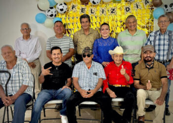 Por el Día del Padre festejan a adultos mayores