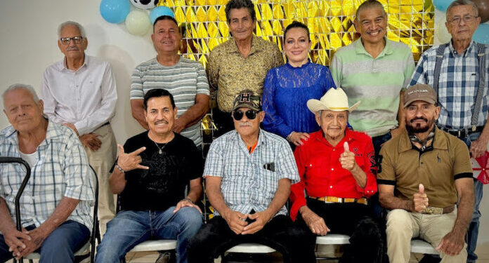 Por el Día del Padre festejan a adultos mayores