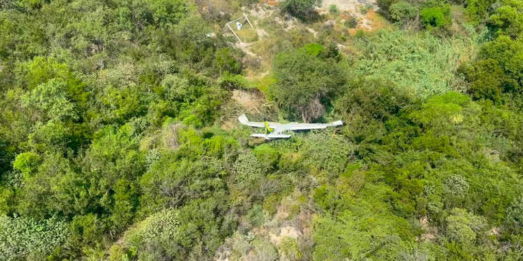 Avioneta con tres tripulantes se desploma en Pesquería, Nuevo León