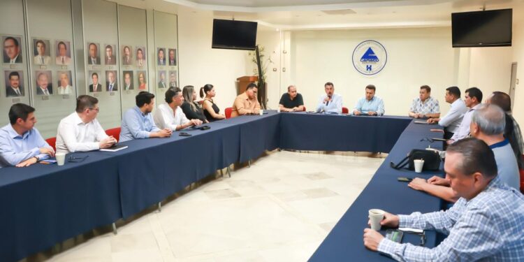 Javier Lamarque destaca el potencial turístico y económico de Sonora ante empresarios de CANACO Hermosillo