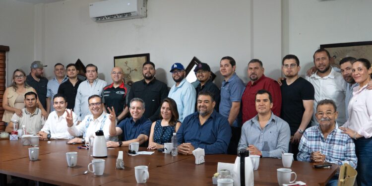 Omar del Valle Colosio recorre Navojoa para escuchar a comerciantes, vecinos y liderazgos locales
