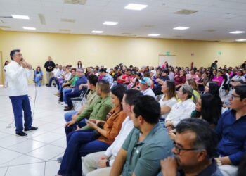 Javier Lamarque conquista a jóvenes y mujeres en un emotivo encuentro en Caborca