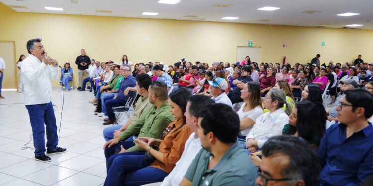 Javier Lamarque conquista a jóvenes y mujeres en un emotivo encuentro en Caborca