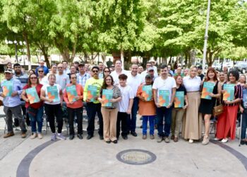 Beneficia Toño Astiazarán a 862 familias con títulos de propiedad