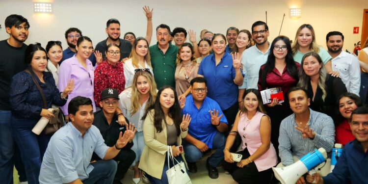 Javier Lamarque se reúne con jóvenes de Guaymas