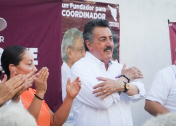 Camina Javier Lamarque la colonia Altares y escucha a las familias de Hermosillo