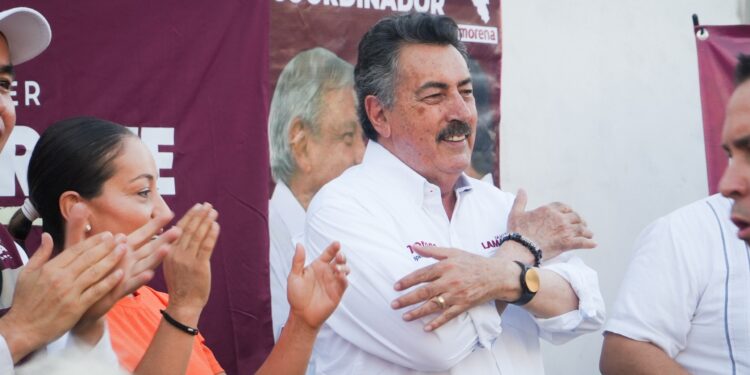 Camina Javier Lamarque la colonia Altares y escucha a las familias de Hermosillo