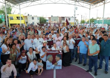 Familias de la Nuevo Hermosillo dialogan con Javier Lamarque en recorrido casa por casa y asamblea