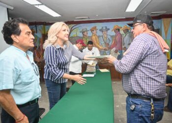 PARTICIPAN PRESIDENTA CLAUDIA SANTACRUZ Y DELEGADO DE LA SICT EN LA ENTREGA DE PERMISOS Y PLACAS A TRANSPORTISTAS DE CARGA Y PASAJE
