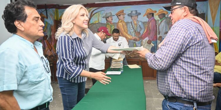 PARTICIPAN PRESIDENTA CLAUDIA SANTACRUZ Y DELEGADO DE LA SICT EN LA ENTREGA DE PERMISOS Y PLACAS A TRANSPORTISTAS DE CARGA Y PASAJE