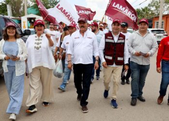 Comerciantes y vecinos del Poblado Miguel Alemán dialogan de frente con Javier Lamarque