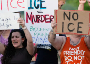 Migrantes mexicanos exigen investigación tras muerte de colombiano a manos del ICE