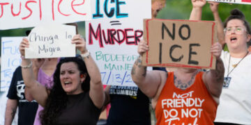 Migrantes mexicanos exigen investigación tras muerte de colombiano a manos del ICE