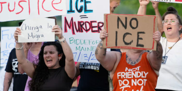 Migrantes mexicanos exigen investigación tras muerte de colombiano a manos del ICE