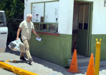 Ex director de Pemex sale del penal de Atlacholoaya tras cambio de medida cautelar por violencia familiar