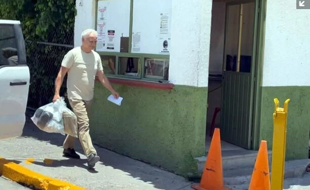 Ex director de Pemex sale del penal de Atlacholoaya tras cambio de medida cautelar por violencia familiar