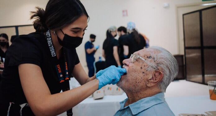 Apoya Toño Astiazarán a adultos mayores con más de 2 mil prótesis dentales