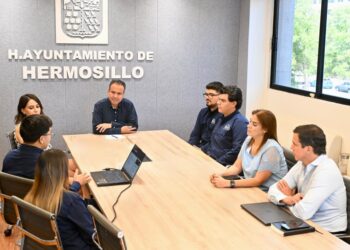 Apoya Toño Astiazarán a estudiantes que construyen prototipo de vehículo todoterreno a control remoto