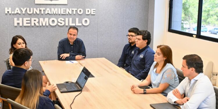 Apoya Toño Astiazarán a estudiantes que construyen prototipo de vehículo todoterreno a control remoto