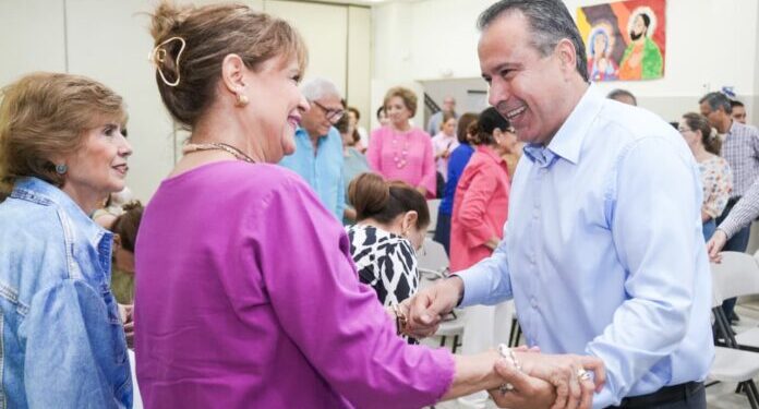 Ayuda Toño Astiazarán con Peso Solar a Fundación Cultural de Villa Satélite a bajar en 99% consumo de luz