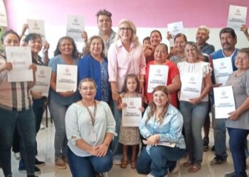OTORGA PRESIDENTA MUNICIPAL CERTEZA JURÍDICA A 14 FAMILIAS DE VARIAS COLONIAS