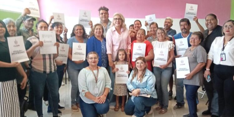 OTORGA PRESIDENTA MUNICIPAL CERTEZA JURÍDICA A 14 FAMILIAS DE VARIAS COLONIAS