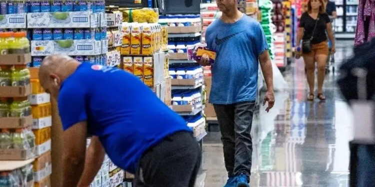 Confianza del consumidor en EU alcanza máximo de cinco meses en julio