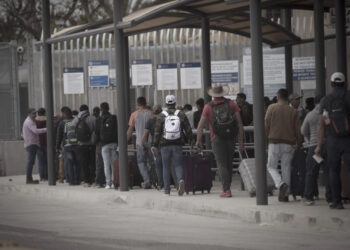 Migrantes de Centro y Sudamérica desplazan a los mexicanos en EU