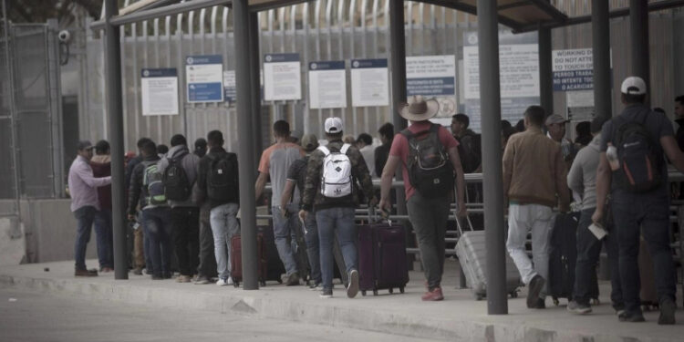 Migrantes de Centro y Sudamérica desplazan a los mexicanos en EU
