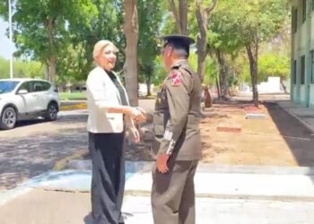ATESTIGUA PRESIDENTA CLAUDIA SANTACRUZ TOMA DE POSESIÓN DE MANDO Y PROTESTA DE BANDERA DEL NUEVO COMANDANTE DEL 60 BATALLÓN DE INFANTERÍA