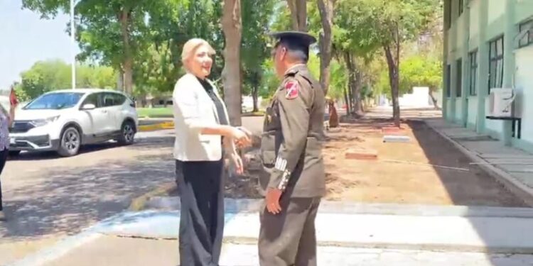 ATESTIGUA PRESIDENTA CLAUDIA SANTACRUZ TOMA DE POSESIÓN DE MANDO Y PROTESTA DE BANDERA DEL NUEVO COMANDANTE DEL 60 BATALLÓN DE INFANTERÍA