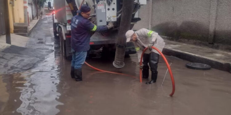 Lluvias azotan el oriente y sur de la CDMX; reportan encharcamientos y caída de árboles
