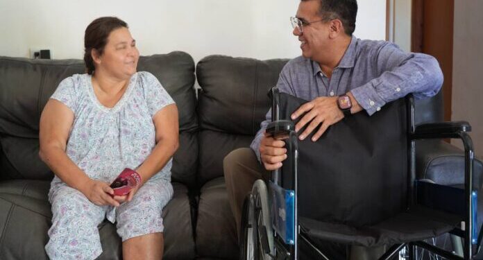 Ramón Flores fortalece el apoyo social con entrega de sillas de ruedas a familias de Guaymas