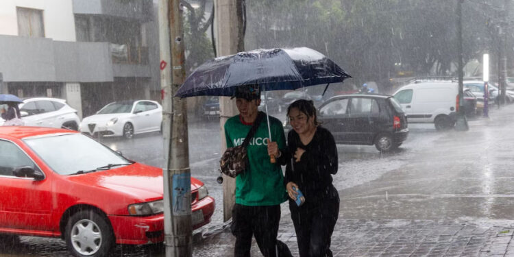 Onda tropical 18 y potencial ciclón en Guerrero ‘inundarán’ México: ¿Qué estados esperan fuertes lluvias?