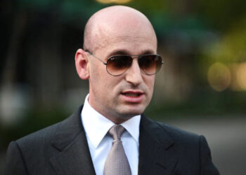 Tras fallo de la Corte, Miller dice que migrantes vienen de países que «ni la rueda inventarían»