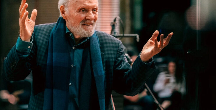 Anthony Hopkins firma un contrato discográfico como compositor