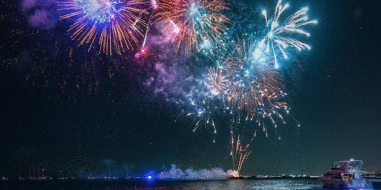 FUEGOS ARTIFICIALES DEL 4 DE JULIO IMPACTAN AVIÓN AL ATERRIZAR EN CHICAGO