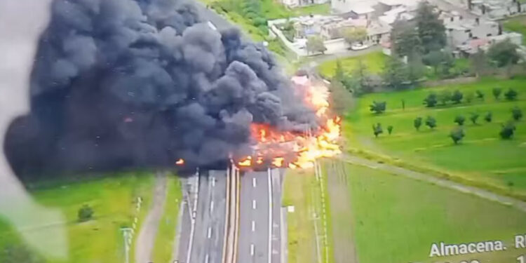 Explosión e incendio de pipa en carretera México-Veracruz deja un muerto | VIDEO