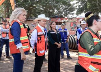 SUPERVISAN ALCALDESA Y GOBERNADOR LA OBRA DE REHABILITACIÓN DE INFRAESTRUCTURA HIDRÁULICA, SANITARIA Y PAVIMENTACIÓN EN CALLE 300