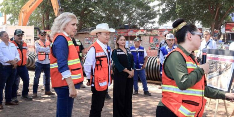 SUPERVISAN ALCALDESA Y GOBERNADOR LA OBRA DE REHABILITACIÓN DE INFRAESTRUCTURA HIDRÁULICA, SANITARIA Y PAVIMENTACIÓN EN CALLE 300