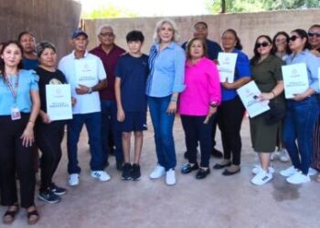 notasCUMPLE ALCALDESA EL SUEÑO DE TENER UN PATRIMONIO SEGURO A FAMILIAS DE LA COLONIA FUNDADORES