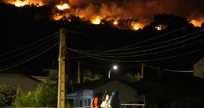 España: grandes incendios se fusionan en uno que se propaga hacia Madrid
