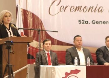 ENTREGA ALCALDESA CLAUDIA SANTACRUZ DIPLOMAS DE TERMINACIÓN A ESTUDIANTES DEL CBTIS 37