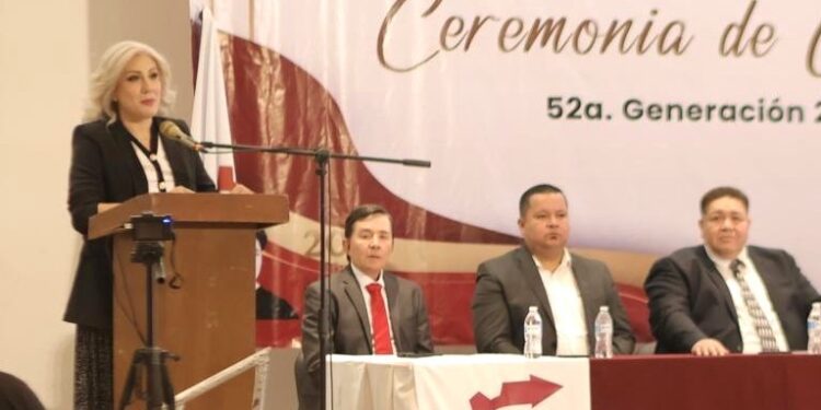 ENTREGA ALCALDESA CLAUDIA SANTACRUZ DIPLOMAS DE TERMINACIÓN A ESTUDIANTES DEL CBTIS 37