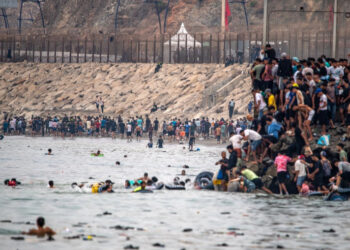 Recuperan 34 cuerpos en las costas de Ceuta; Pedro Sánchez viaja a la zona para enfrentar crisis migratoria