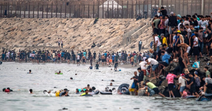 Recuperan 34 cuerpos en las costas de Ceuta; Pedro Sánchez viaja a la zona para enfrentar crisis migratoria