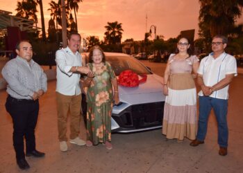 MARÍA ROSARIO ESQUER VALDEZ ES LA AFORTUNADA DEL AUTOMÓVIL DODGE ATTITUDE DE “GANA CON TU PREDIAL 2026”