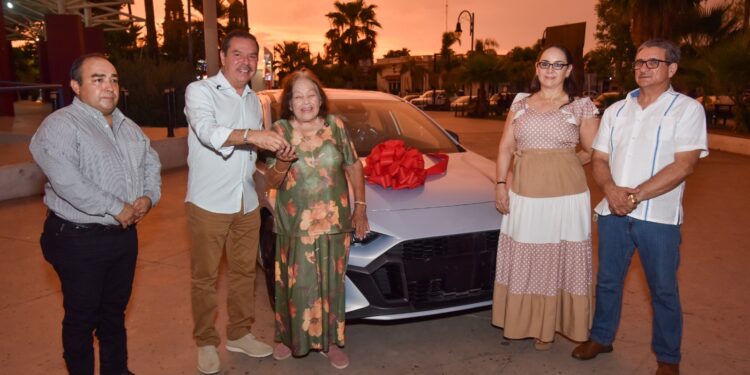 MARÍA ROSARIO ESQUER VALDEZ ES LA AFORTUNADA DEL AUTOMÓVIL DODGE ATTITUDE DE “GANA CON TU PREDIAL 2026”
