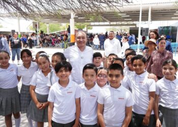 Arranca Gobernador Durazo entrega de más de 109 mil uniformes escolares gratuitos en Hermosillo