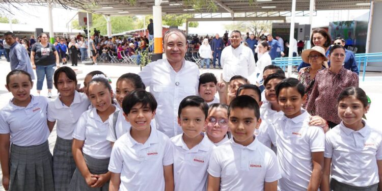 Arranca Gobernador Durazo entrega de más de 109 mil uniformes escolares gratuitos en Hermosillo
